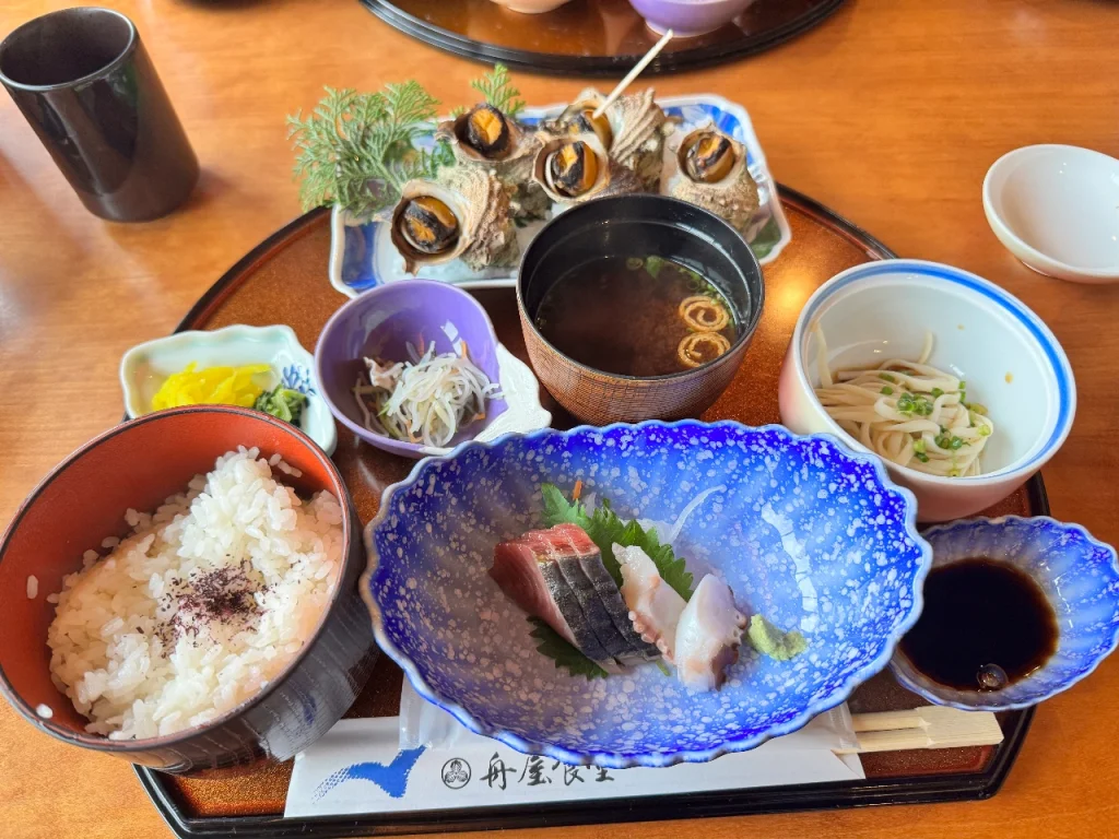 舟屋食堂で頼んだサザエの壺焼き定食（1800円）の写真です。サザエがとても香ばしく焼かれています。