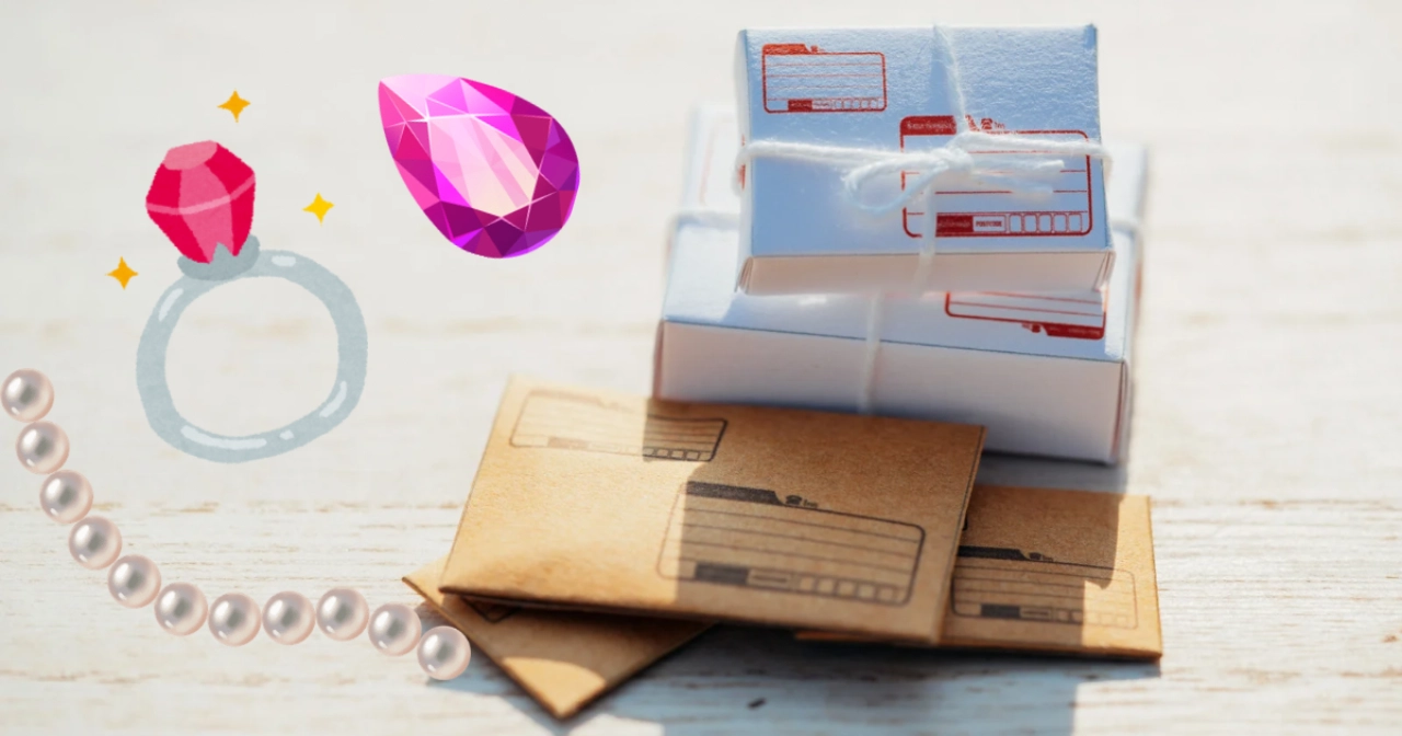 並んだ郵便物の写真と赤い宝石、赤い石のついた指輪、真珠のネックレスのイラスト