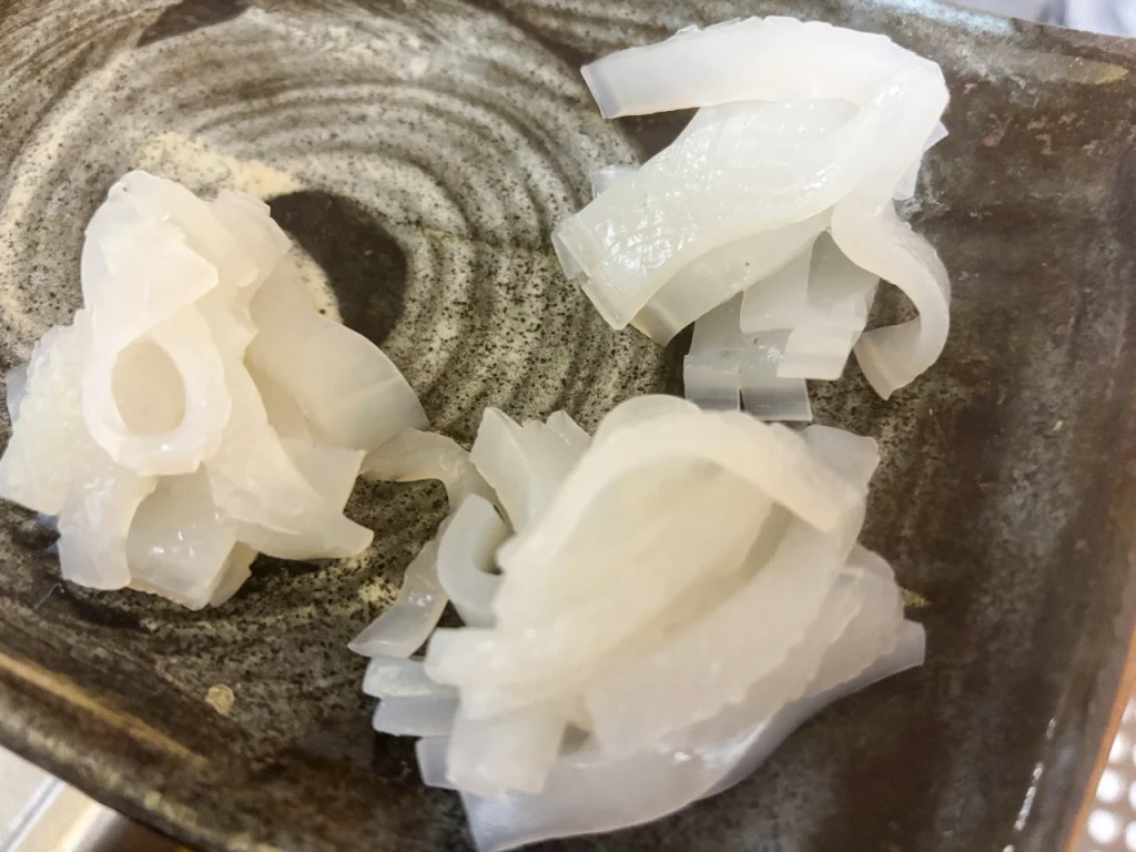 あんこもちと夫が伊根の漁港で釣ったアオリイカの刺身です。柔らかで半透明の白色がとても美味しそうです!