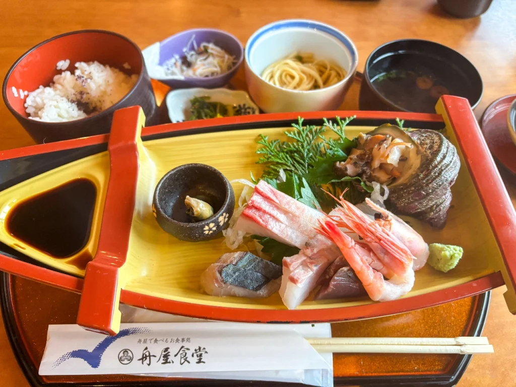 伊根の舟屋食堂で食べた舟盛定食（1800円）です