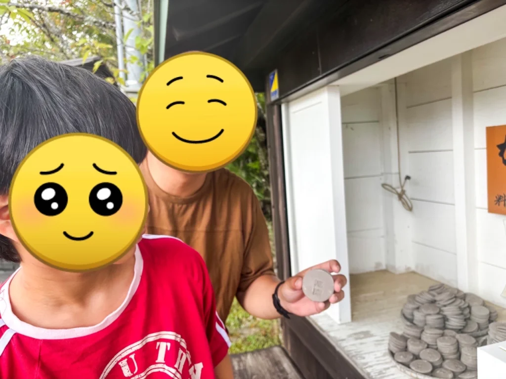 あんこもちの夫と息子のツーショット。成相寺山頂展望台で「かわらけ」を買っているところ。