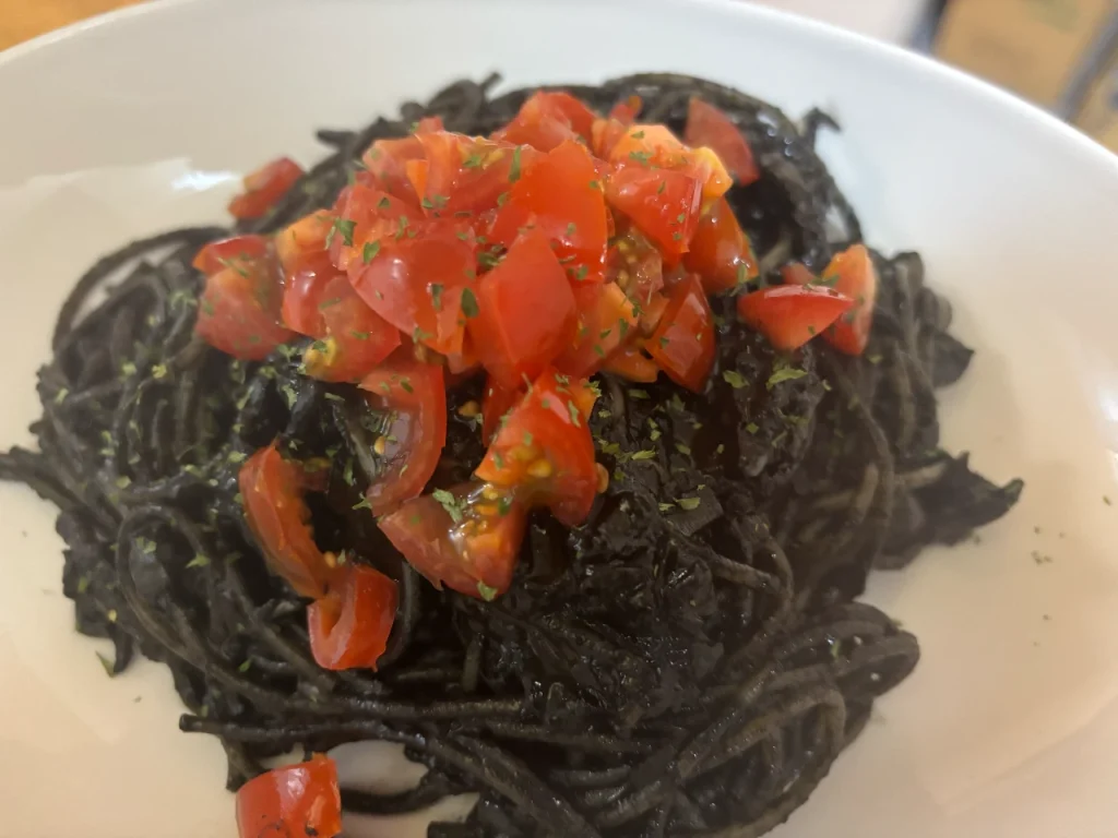 あんこもちと夫が伊根で釣ってきたアオリイカで作ったイカスミパスタです!イカスミとワタを豊富に使えたので素晴らしい黒さとうまみでした!