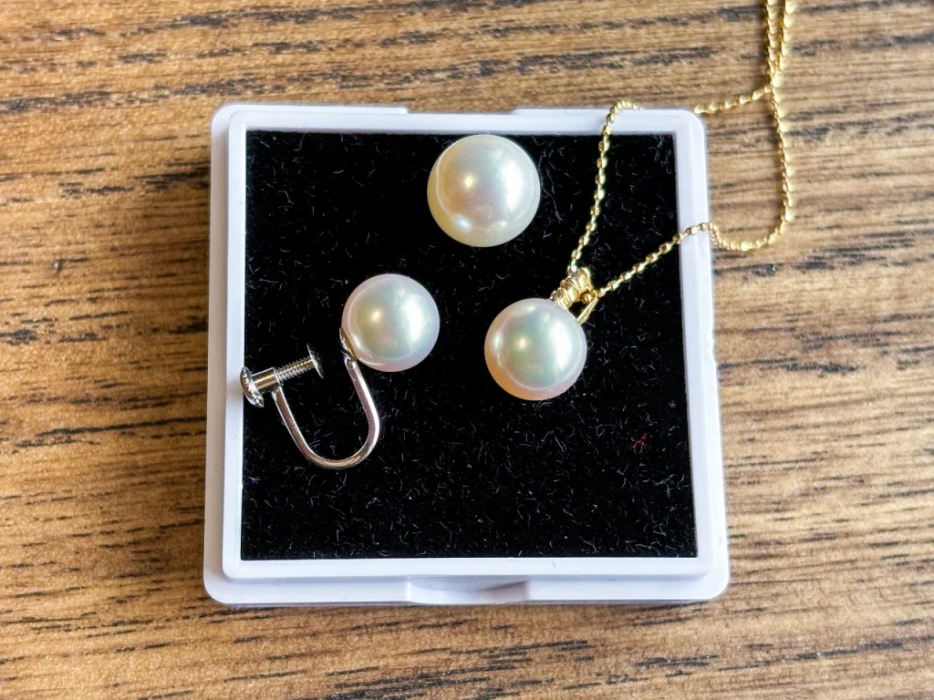 淡水真珠、花珠真珠のイヤリング、頂いたアコヤ真珠の3つの集合写真。頂いたアコヤの巻きがいちばん厚そうです。