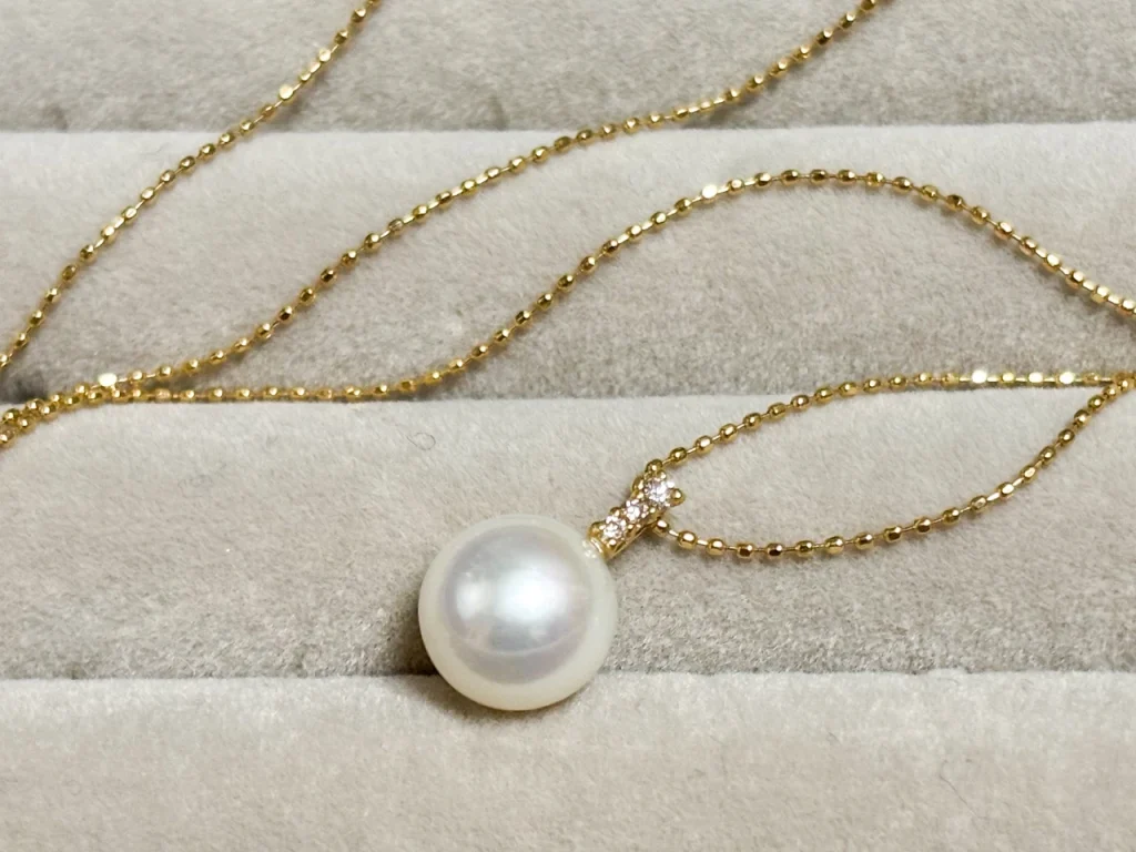 珠変え前の淡水パールのネックレスです。輝きが白く均一でのっぺりしている気がします。