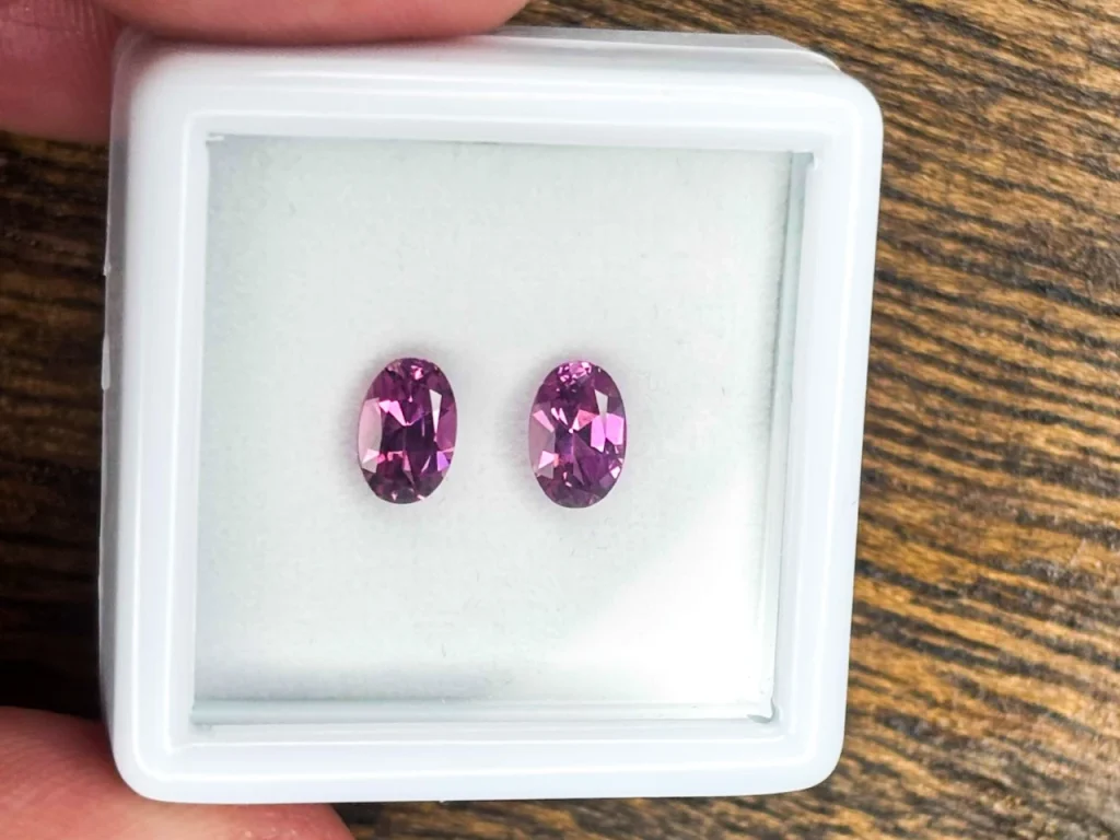 マラウイ産のマゼンタガーネットをルースケースごしに撮りました。カットが美しくキラキラです!深いけど暗さのない美しいピンクです。