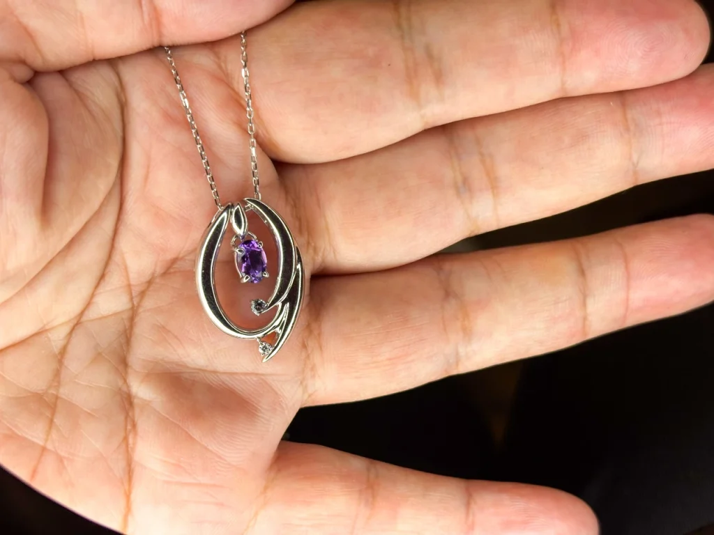 夜の蛍光灯のもとでROSWAYさんのアメシストのネックレスを手のひらに載せて撮りました。 アメシストの色が青みに寄った澄んだ紫で美しいです