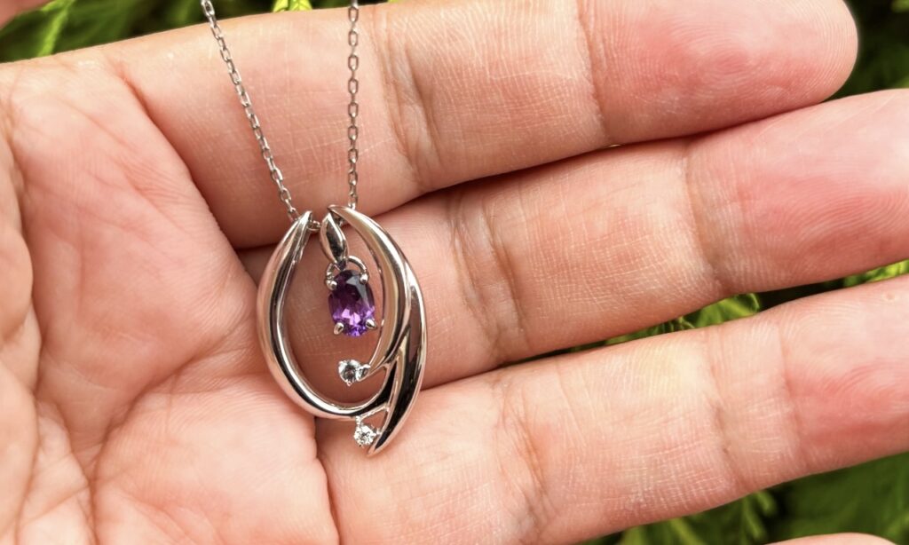 太陽光の下でROSWAYさんの2WAYネックレスを撮影しました。アメシストの藤色の輝きが美しいです