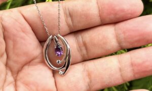 太陽光の下でROSWAYさんの2WAYネックレスを撮影しました。アメシストの藤色の輝きが美しいです