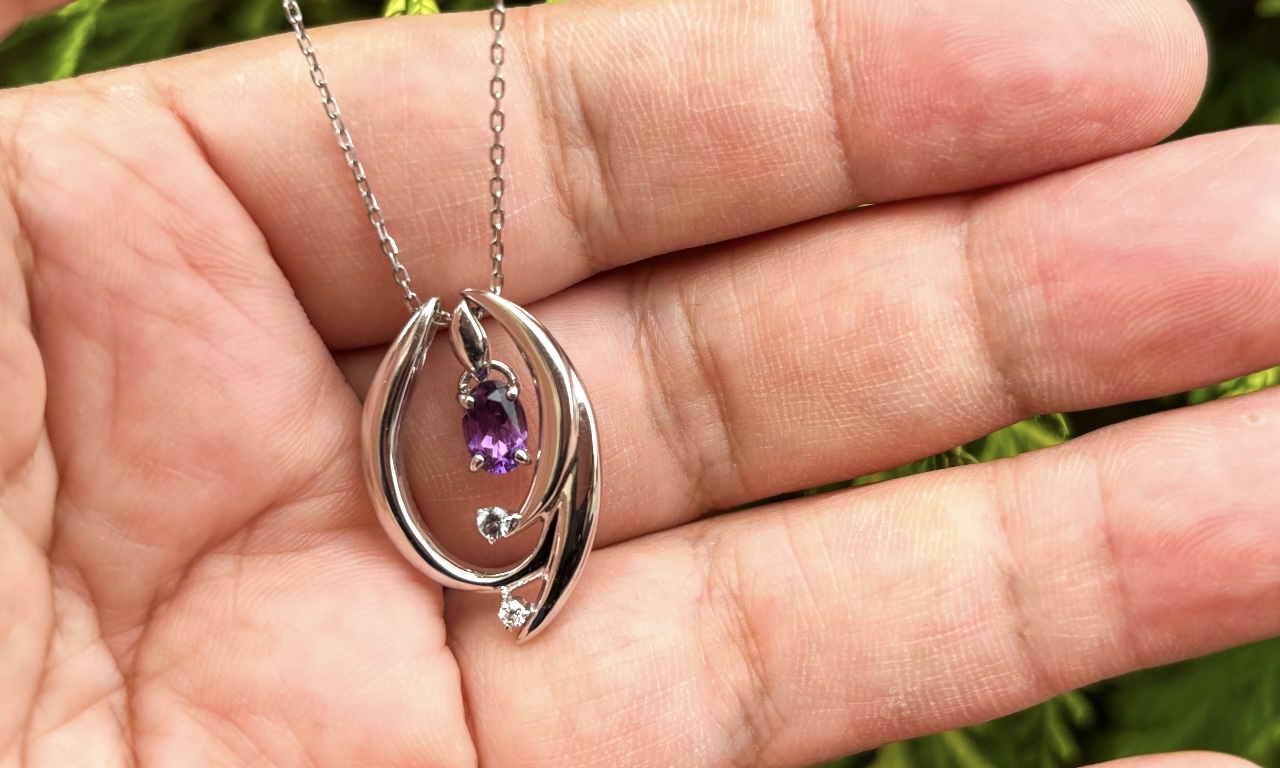 太陽光の下でROSWAYさんの2WAYネックレスを撮影しました。アメシストの藤色の輝きが美しいです