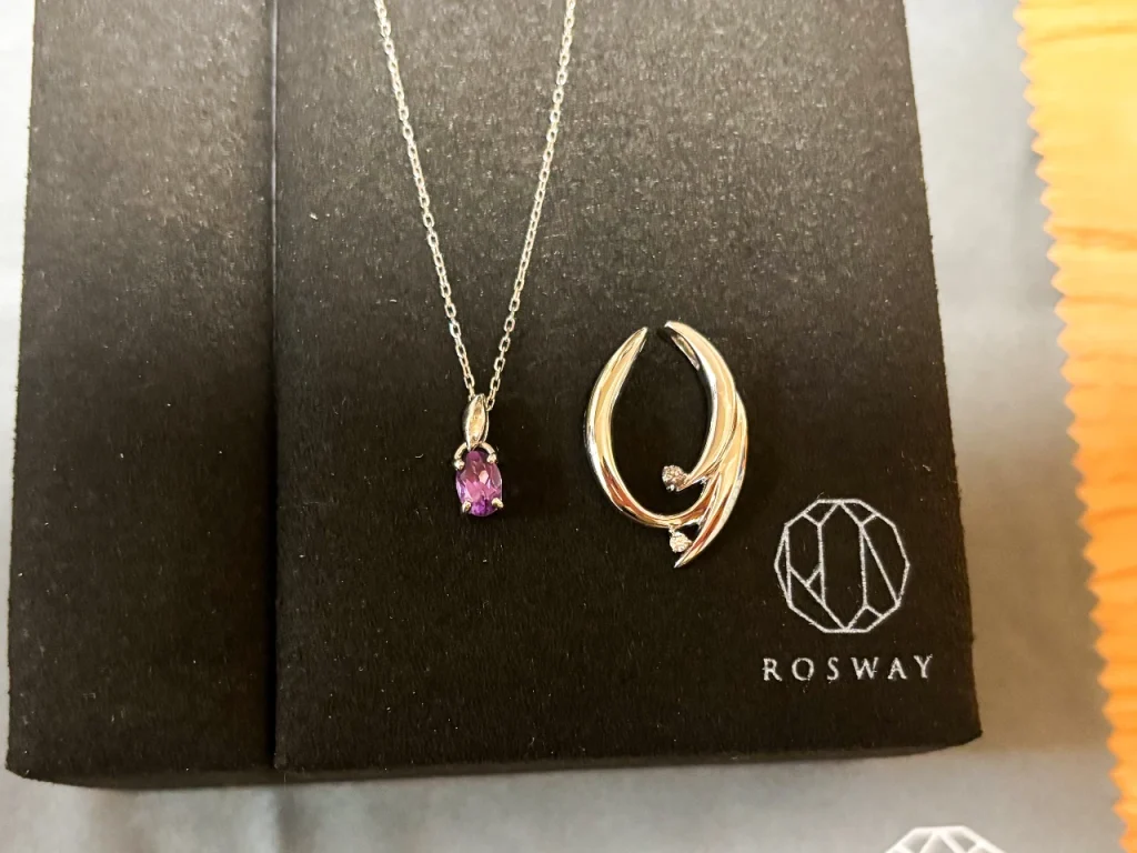ROSWAYさんのアメシストのネックレスを中石付きのミニペンダントと外側のプラチナフレームに分離して撮った写真です。