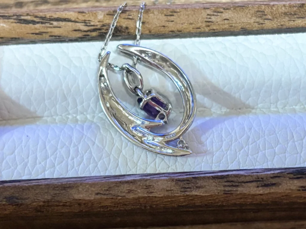 ROSWAYさんでオーダーしたアメシストのネックレスの裏側の写真です。裏抜きしてありますが、強度とつけ心地に配慮された美しい仕上がりです。