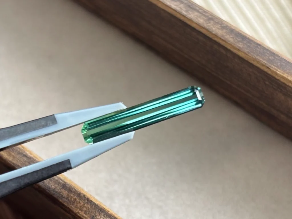 あんこもちがかすがのみち様からお譲りいただいたブルーグリーン-ラグーンのグラデーショントルマリンです。とても細長い形をしています。