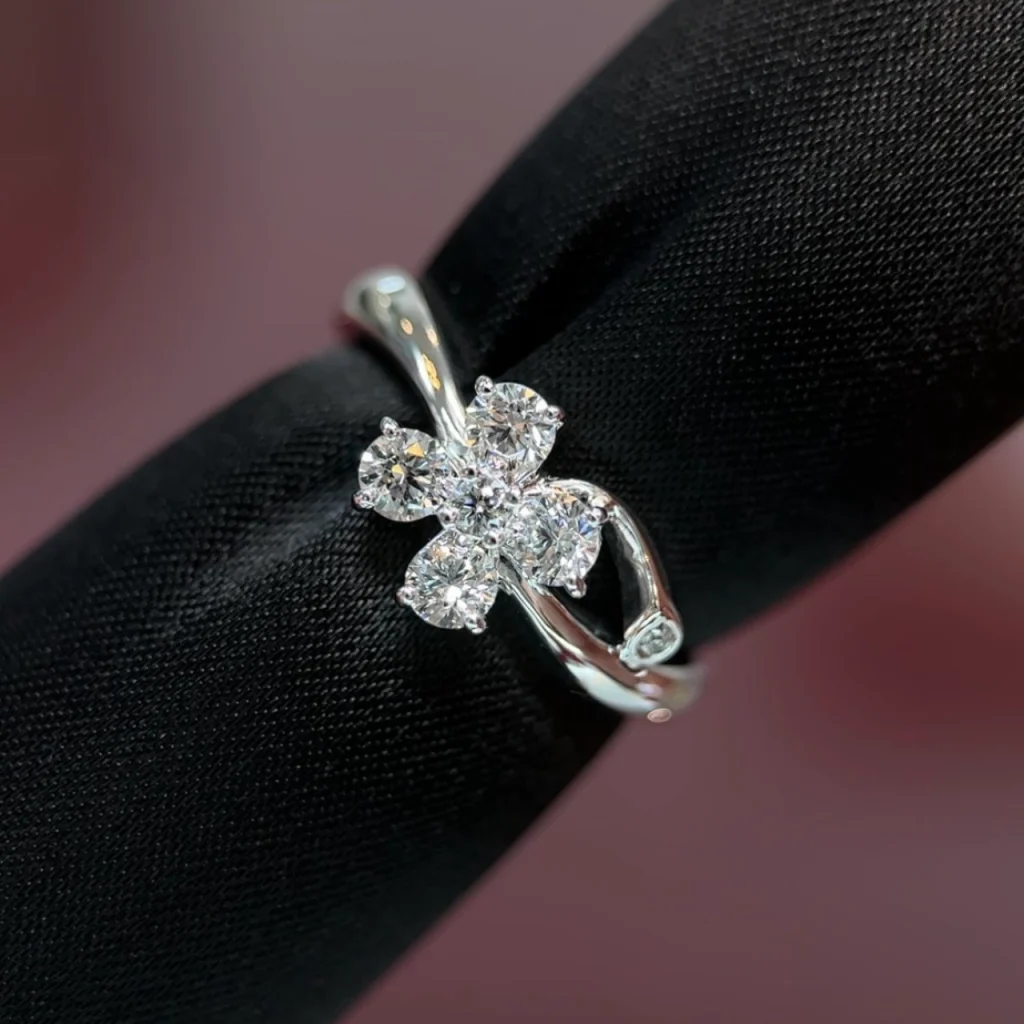 ROSWAYのFlower Ringの画像です。四葉のクローバーみたいです。