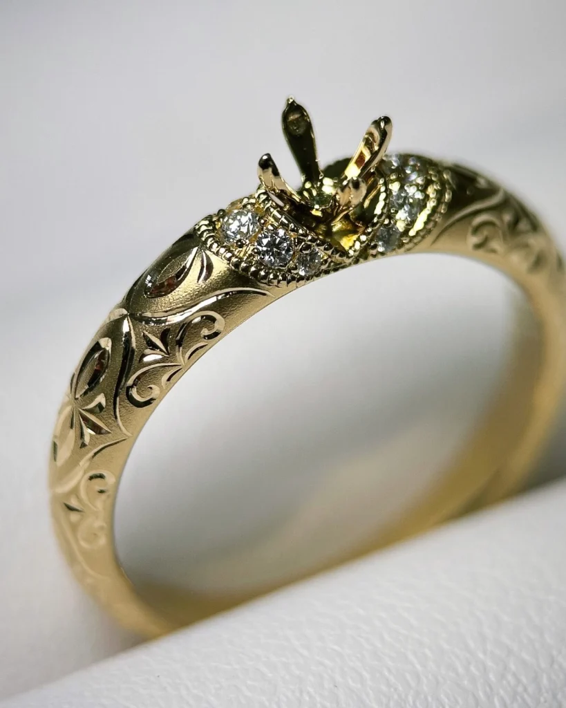 LARICHのKAZANEリングを斜め上から撮影した画像です。石座と彫りの部分の両方がよく見えています。