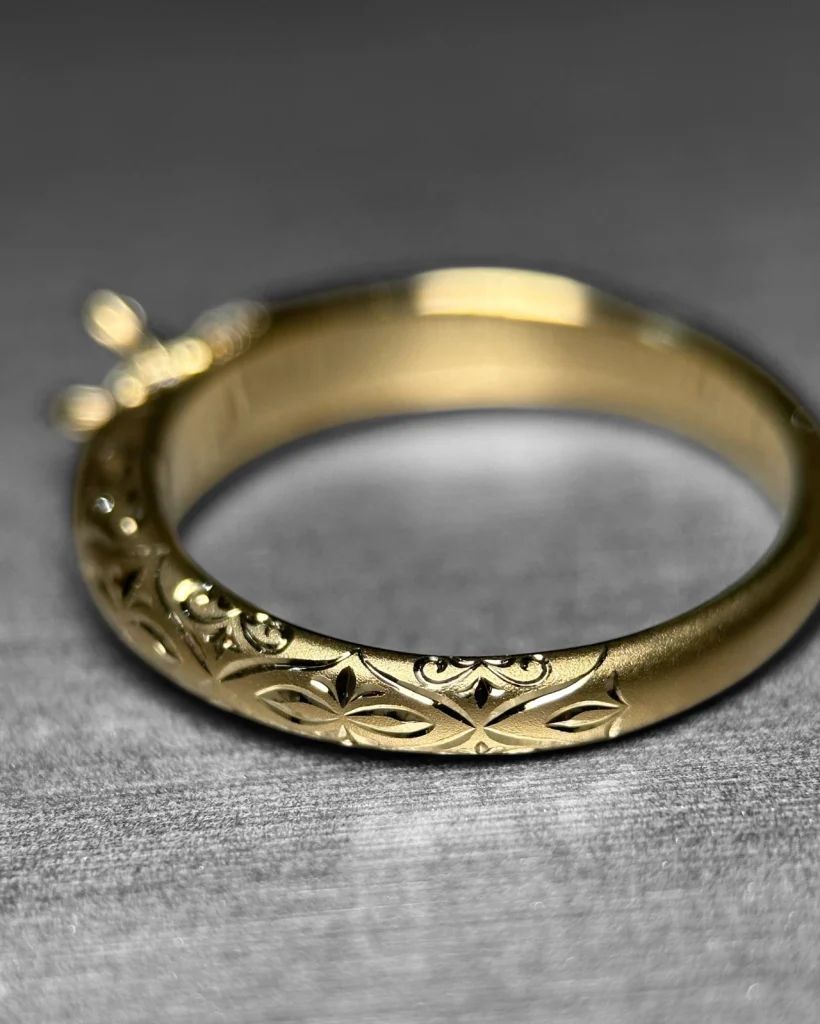 LARICHのKAZANEリングの彫りの部分を写した画像です