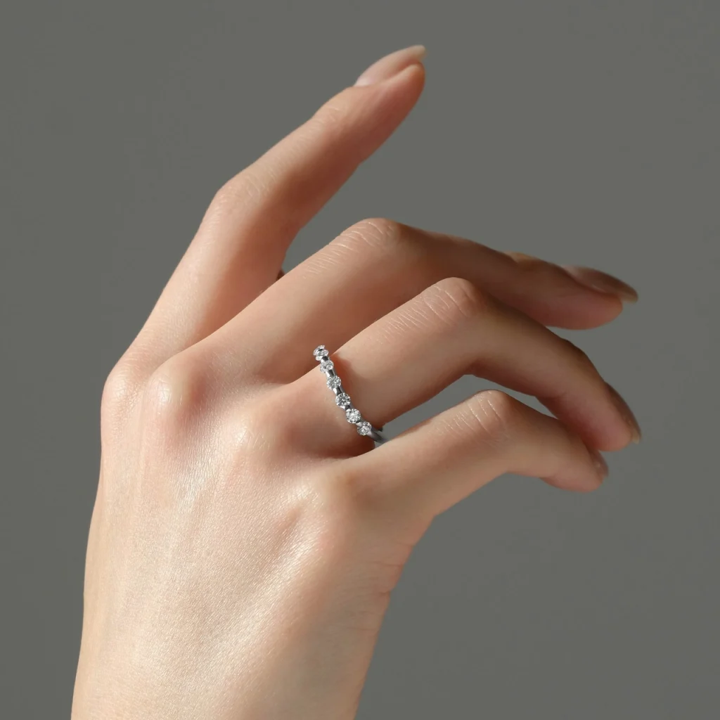 ROSWAYのFLOW RINGをモデルさんが手に着けた画像です