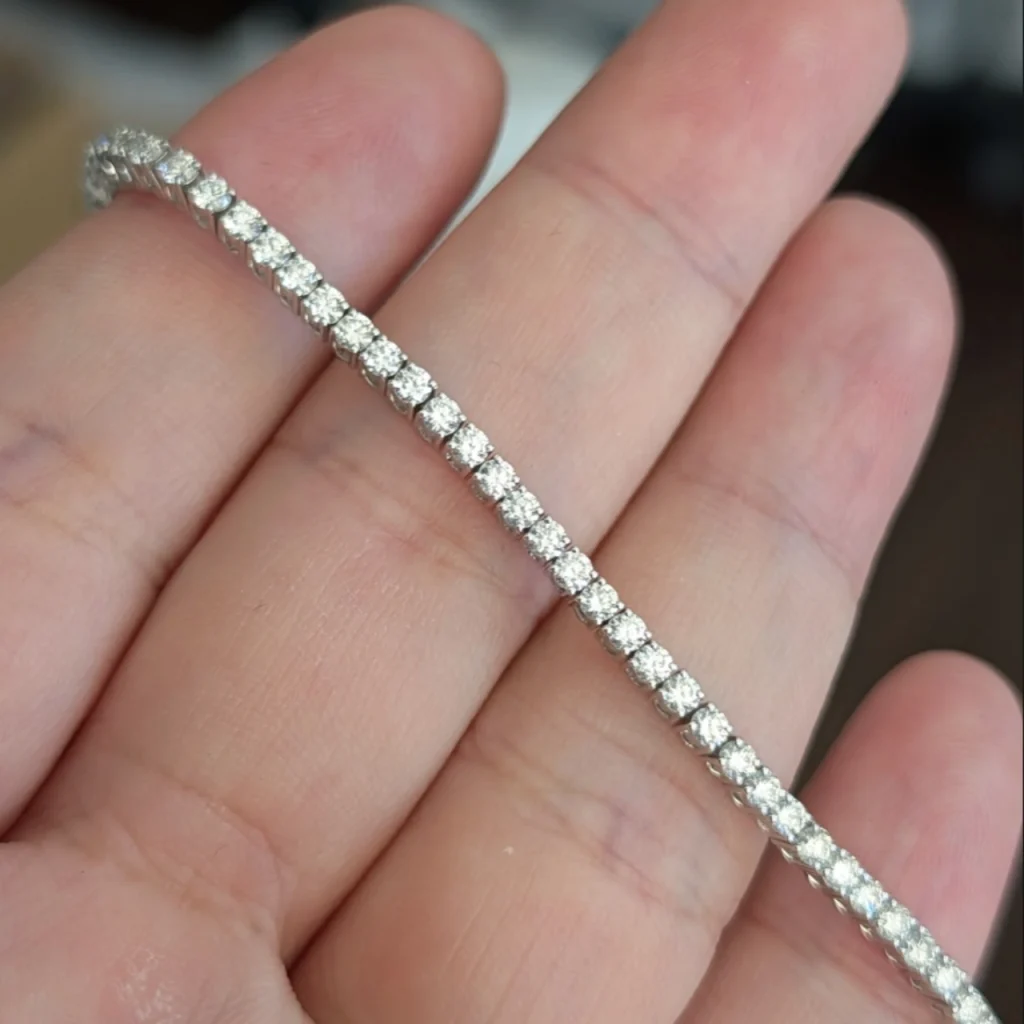鈴木屋さんのダイヤモンドのテニスブレスレットの画像です