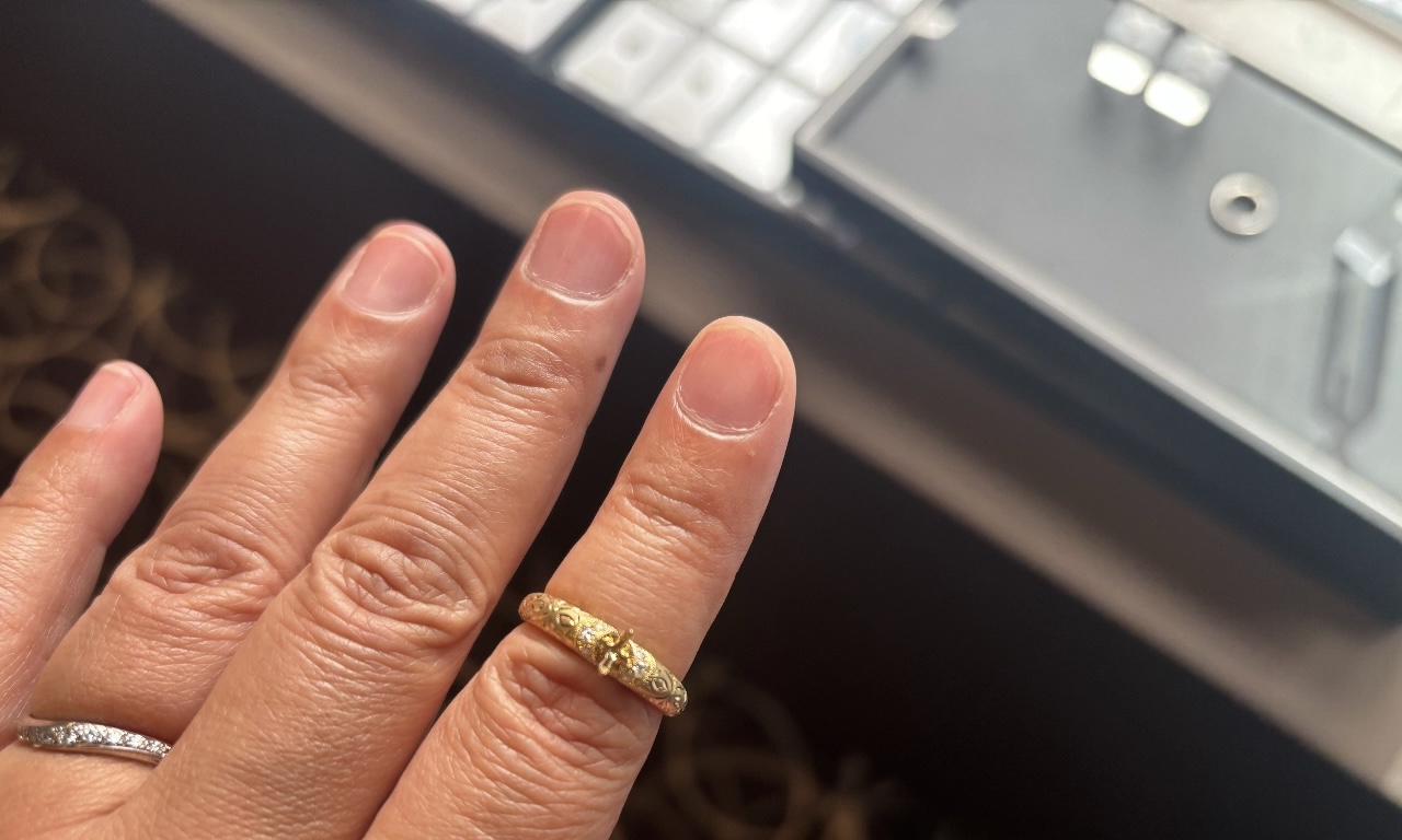 LARICH個展で指輪(kAZANE)を試着させて頂いている画像です