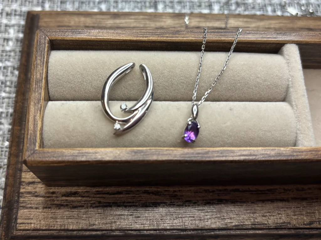 あんこもちのアメシストのファミリーネックレスを外側のフレームとミニペンダントに分けた画像です