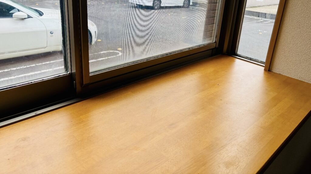 あんこもちが掃除した出窓。結露によるカビがひどくてガラス、サッシ、木の板部分にもカビが広がっていました。