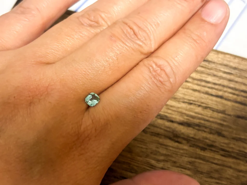 シーフォームトルマリンを手に乗せてみました。相性悪いかなと思いきや、案外馴染んでいます。