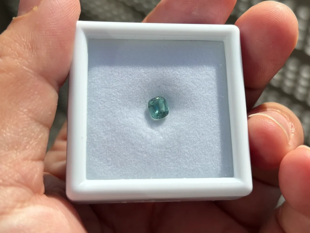 シーフォームトルマリンを晴れの合間に撮りました。見たままの色をお伝えしたくて無加工です。